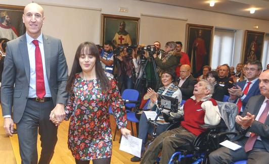 Autoridades y asociados en el acto celebrado en el Ayuntamiento de León.