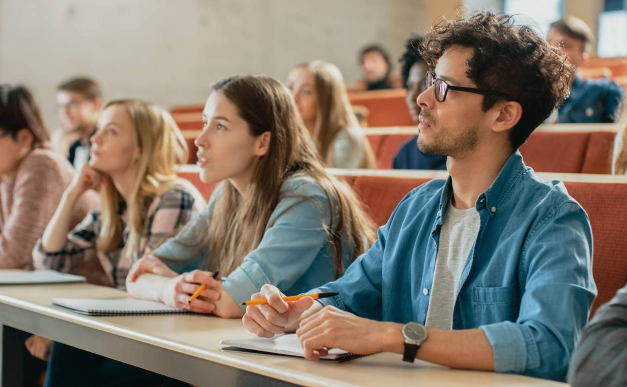 Adolescentes escuchan una clase.