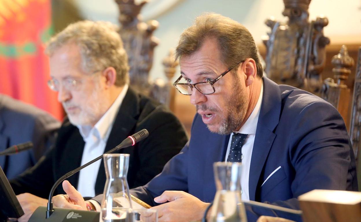 Óscar Puente, durante un pleno en el Ayuntamiento de Valladolid.