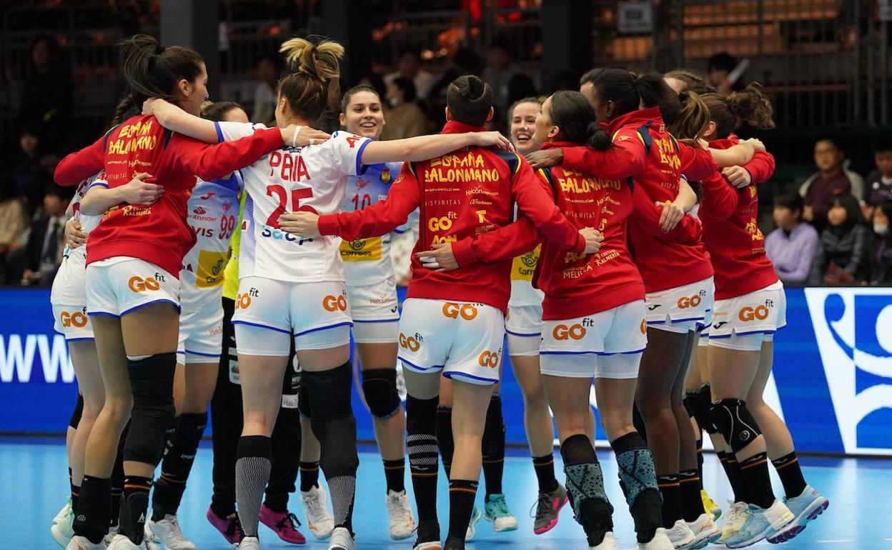 Las 'Guerreras' celebran la victoria al finalizar el partido.