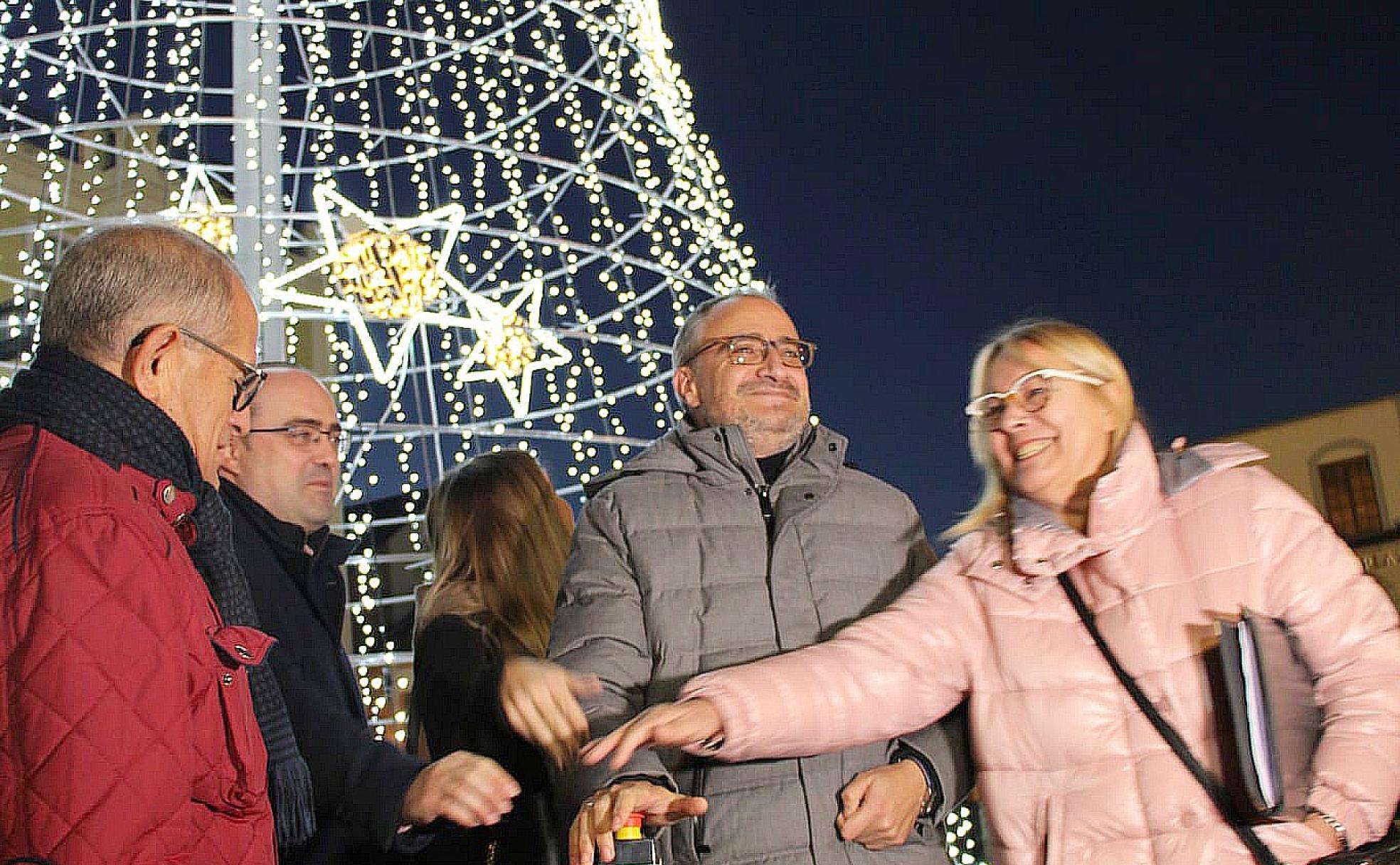Los representantes municipales en el momento del encendido de la iluminación navideña.