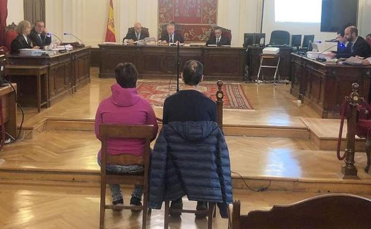 La pareja, durante el juicio en la Audiencia Provincial de León.