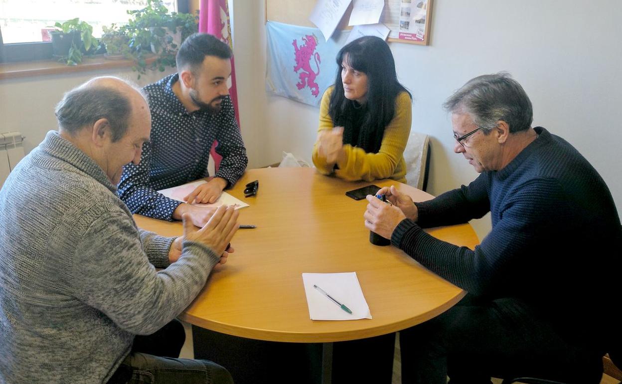 Un instante de la reunión entre comités locales.