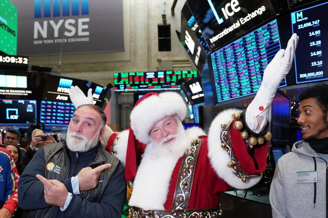 El chef asturiano José Andrés, en la Bolsa de Valores de Nueva York, con Papá Noel. 