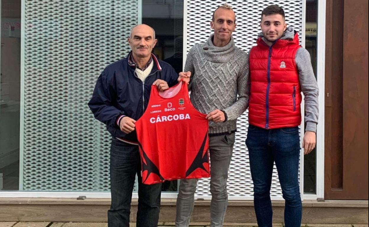 Sergio Sánchez posa con la camiseta de su nuevo equipo. 