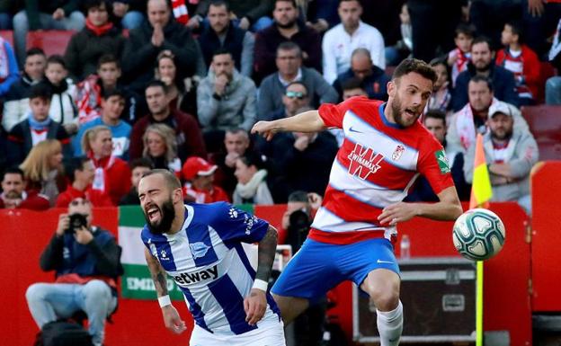 Aleix Vidal (i) y Quini, durante el partido en Los Cármenes. 