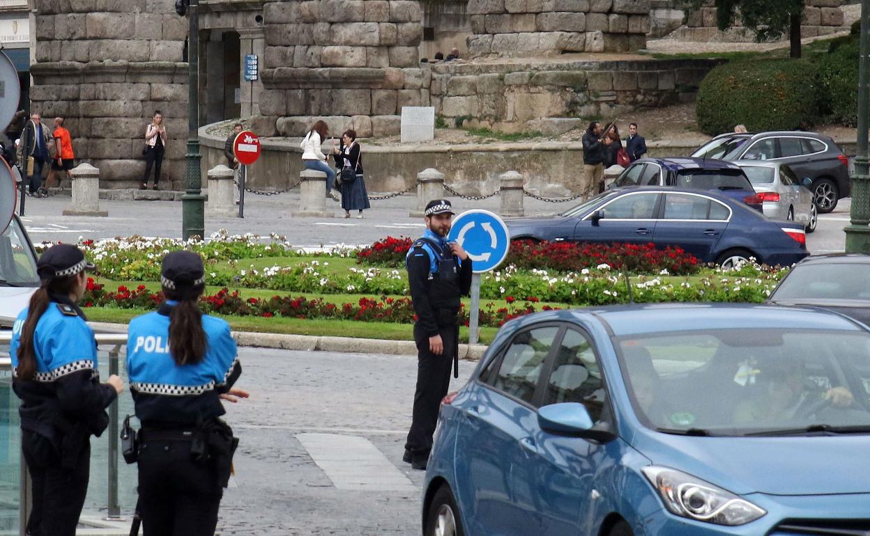 Agentes de la Policía Local controlan el tráfico en la plaza de Artillería. 