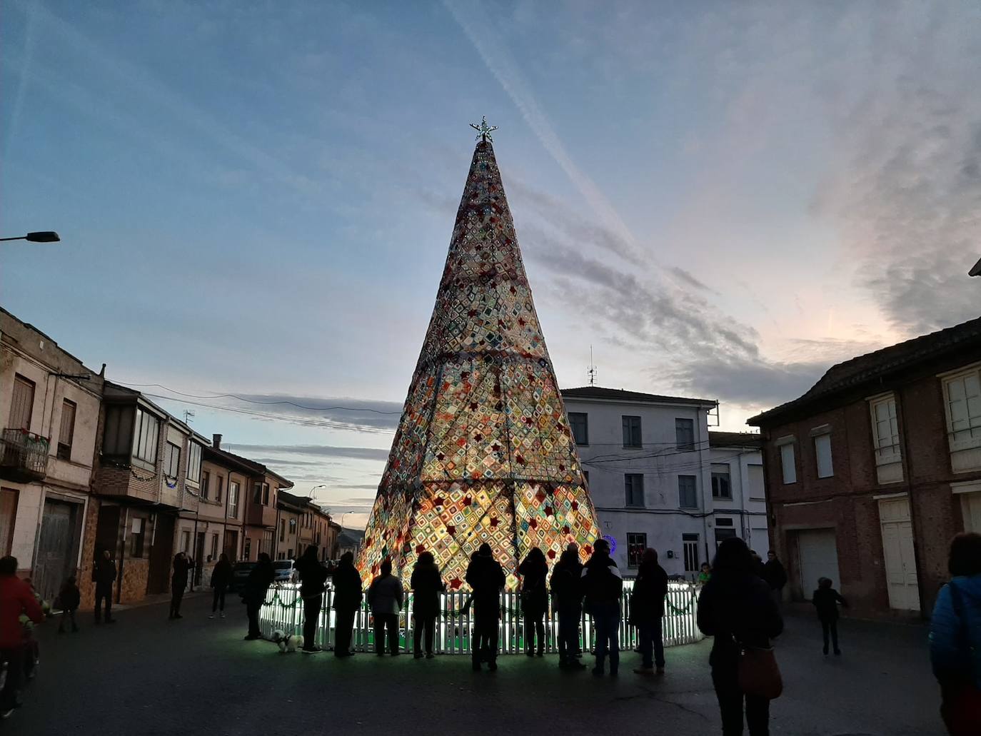 Conocido por todos, se ha convertido en el árbol de ganchillo más famoso del mundo, y desde este viernes ya luce en Villoria de Órbigo. Este árbol de Navidad de 15 metros de altura está instalado en el centro de la plaza del pueblo para dar color y luz a toda la localidad.