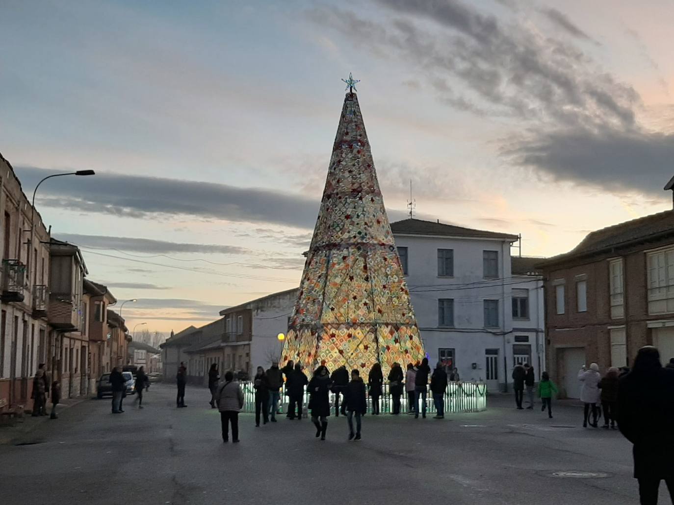 Conocido por todos, se ha convertido en el árbol de ganchillo más famoso del mundo, y desde este viernes ya luce en Villoria de Órbigo. Este árbol de Navidad de 15 metros de altura está instalado en el centro de la plaza del pueblo para dar color y luz a toda la localidad.