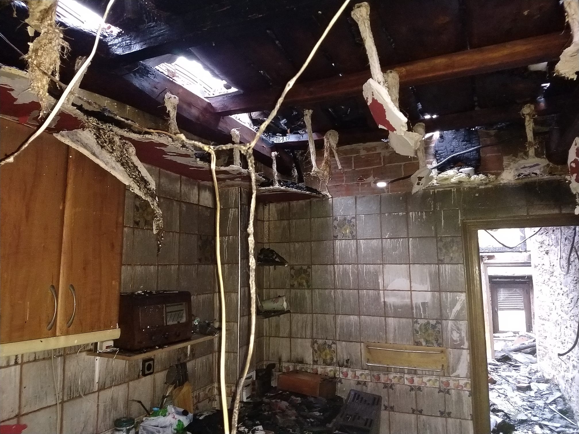 Así quedó el interior del bar tras el incendio en Priaranza del Bierzo. 