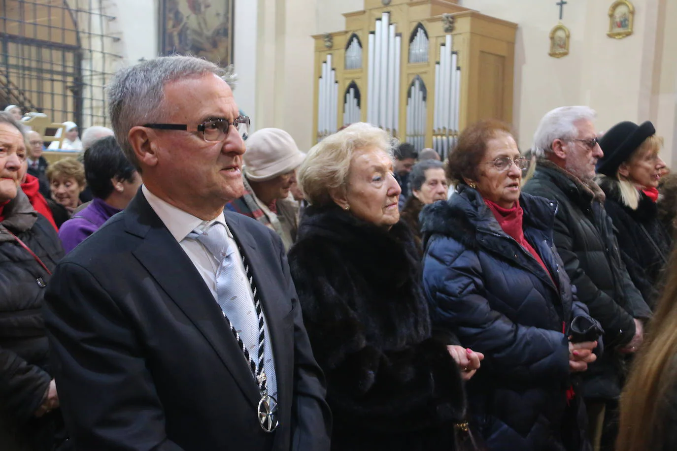 León, fiel a su cita con la tradición, regresa al convento de las Madres Concepcionistas y entrega su aguinaldo