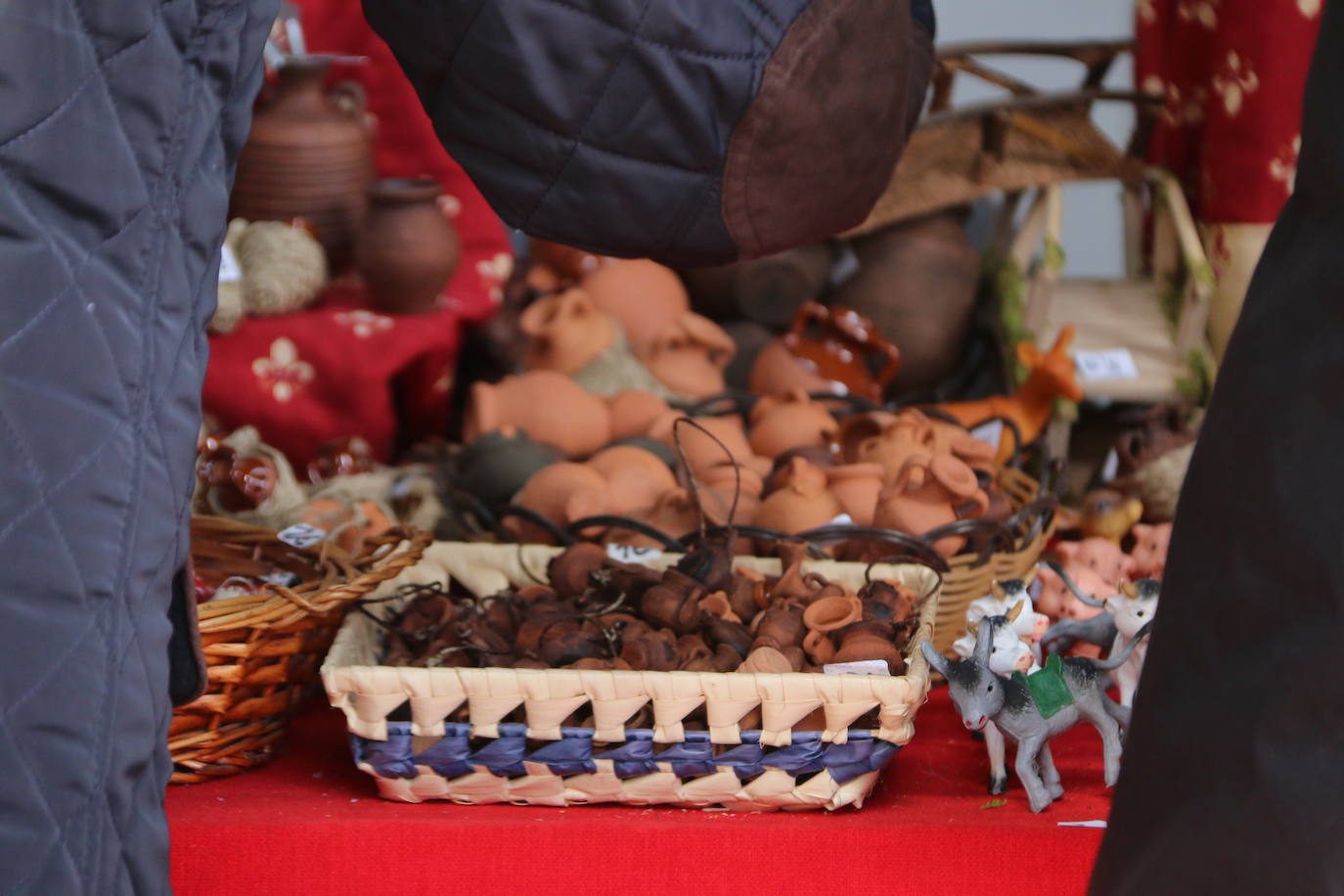 Es un clásico de la Navidad y esta vez tampoco iba a faltar a su cita. Animados por el festivo, muchos leoneses se acercan a visitar la ya tradicional 'Feria de artesanía y regalo navideño Ciudad de León' con la idea de descubrir una actividad que ya se ha convertido en referencia de esta época del año.