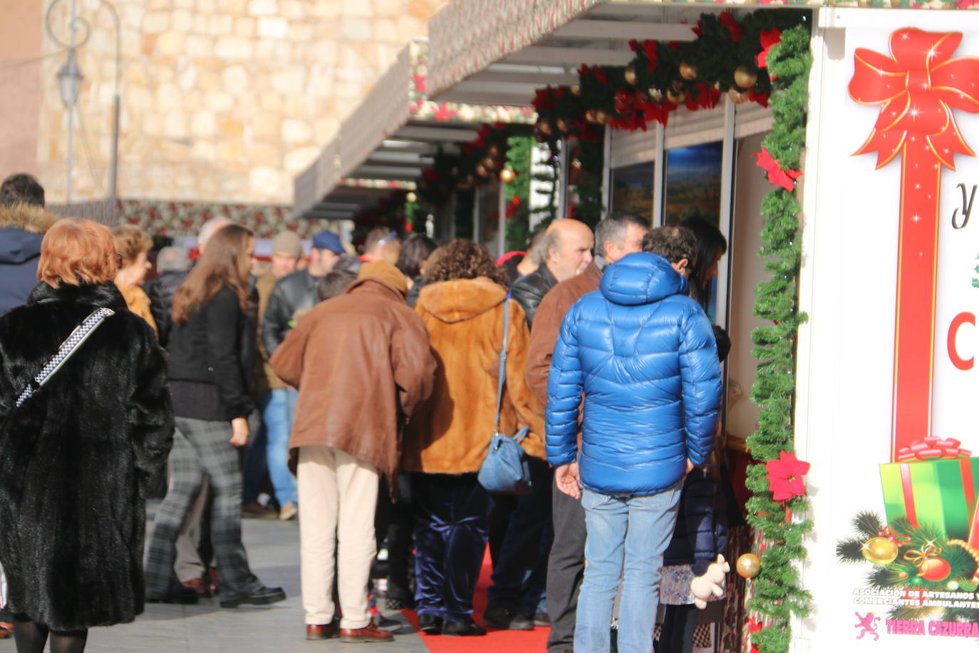 Es un clásico de la Navidad y esta vez tampoco iba a faltar a su cita. Animados por el festivo, muchos leoneses se acercan a visitar la ya tradicional 'Feria de artesanía y regalo navideño Ciudad de León' con la idea de descubrir una actividad que ya se ha convertido en referencia de esta época del año.