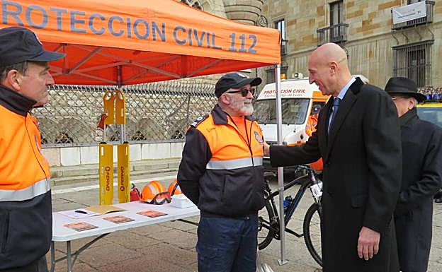 Galería. Instrumentos de Protección Civil y visita del alcalde.
