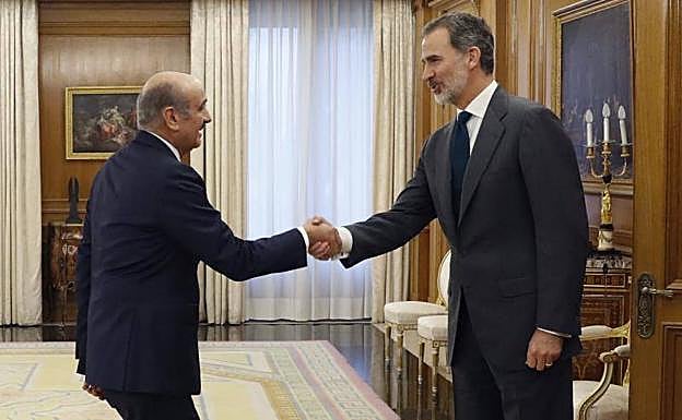 El diputado del PRC, José María Mazón, estrecha la mano de Felipe VI.