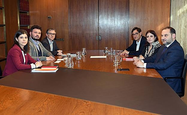 Los miembros de los equipos negociadores de ambas formaciones. 