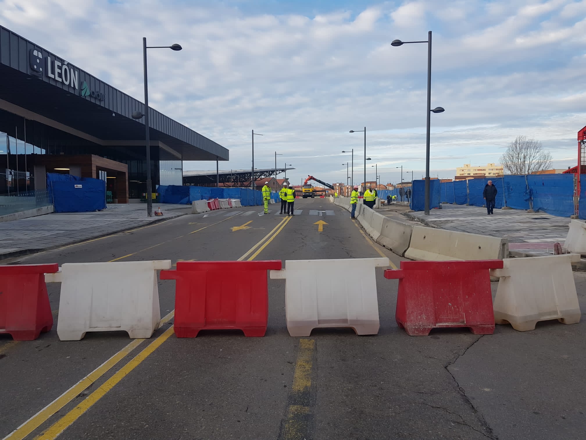 Imagen de las obras en el entorno de la estación de tren este lunes.