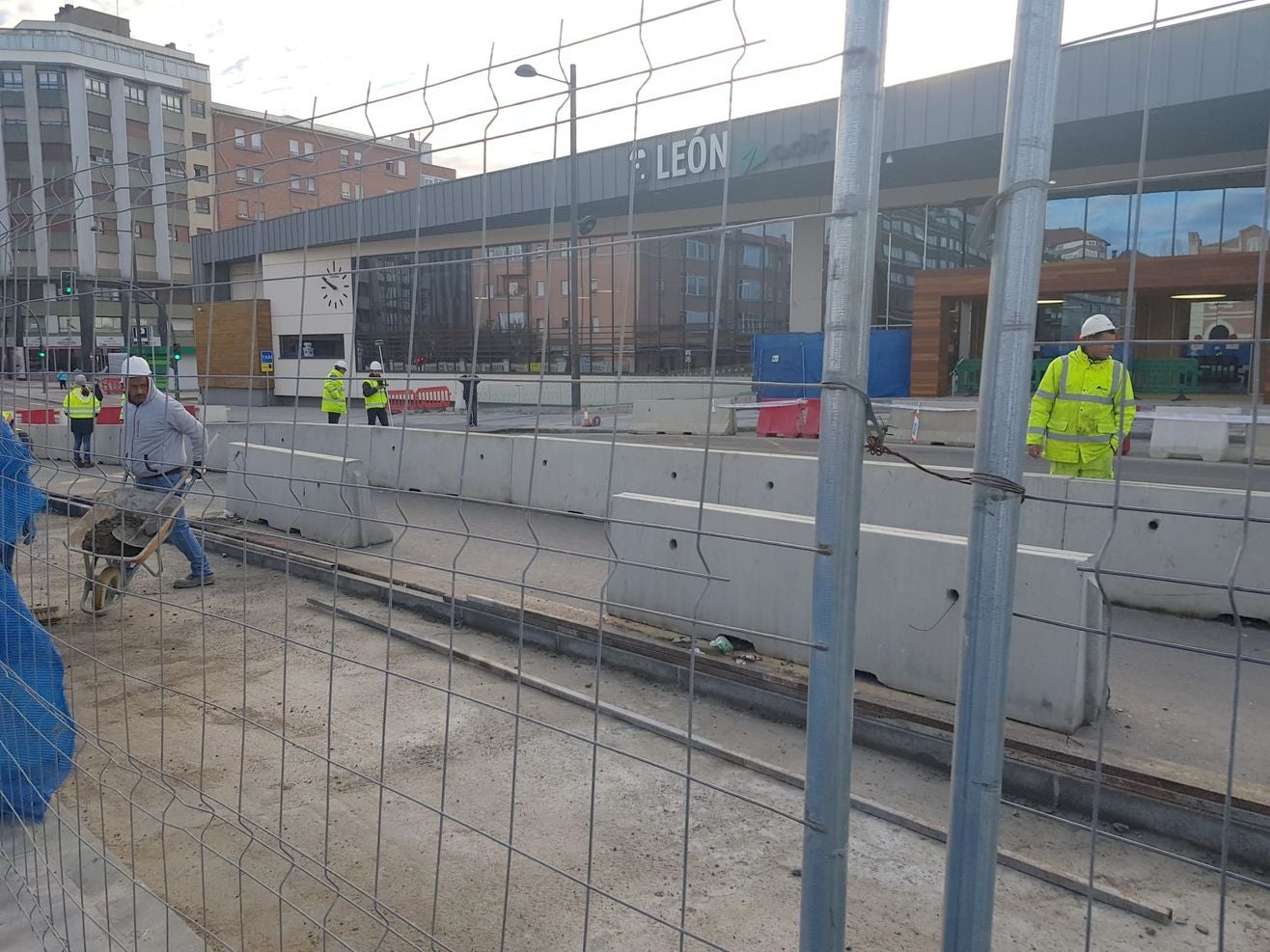 Imagen de las obras en el entorno de la estación de tren este lunes.