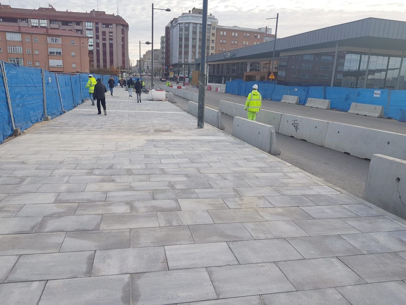 Imagen de las obras en el entorno de la estación de tren este lunes.