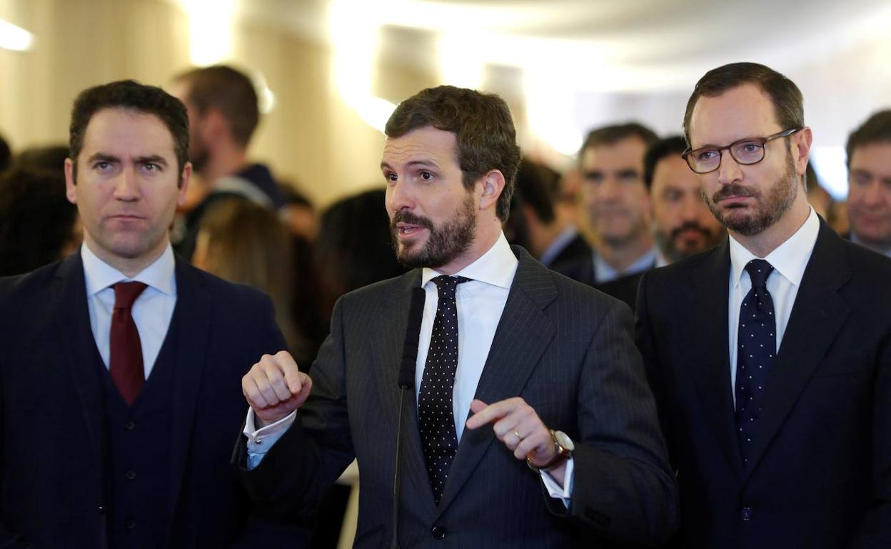 Casado, junto a Teodoro García Egea y Javier Maroto, el día de la Constitución en el Congreso. 