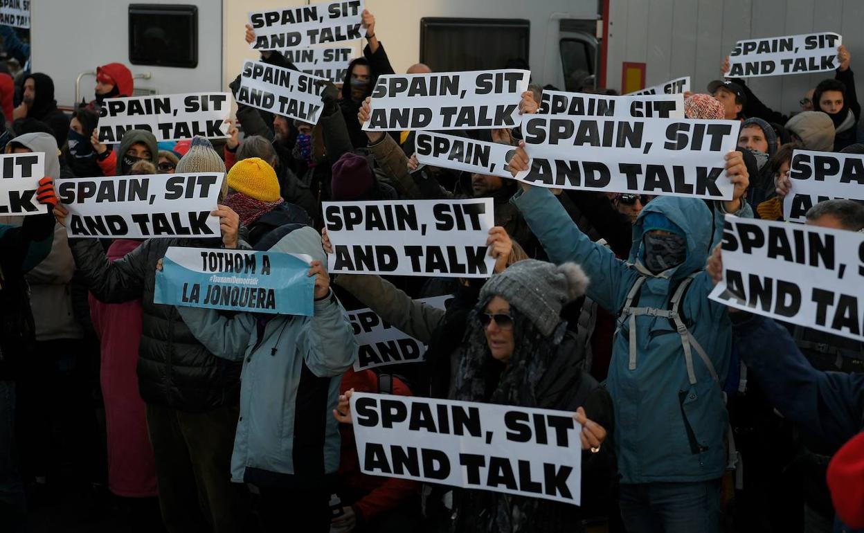 Imagen de archivo de un grupo de personas con pancartas independentistas. 