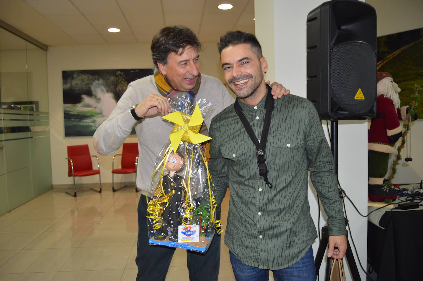 Momento de la celebración del brindis de Navidad en Alauto