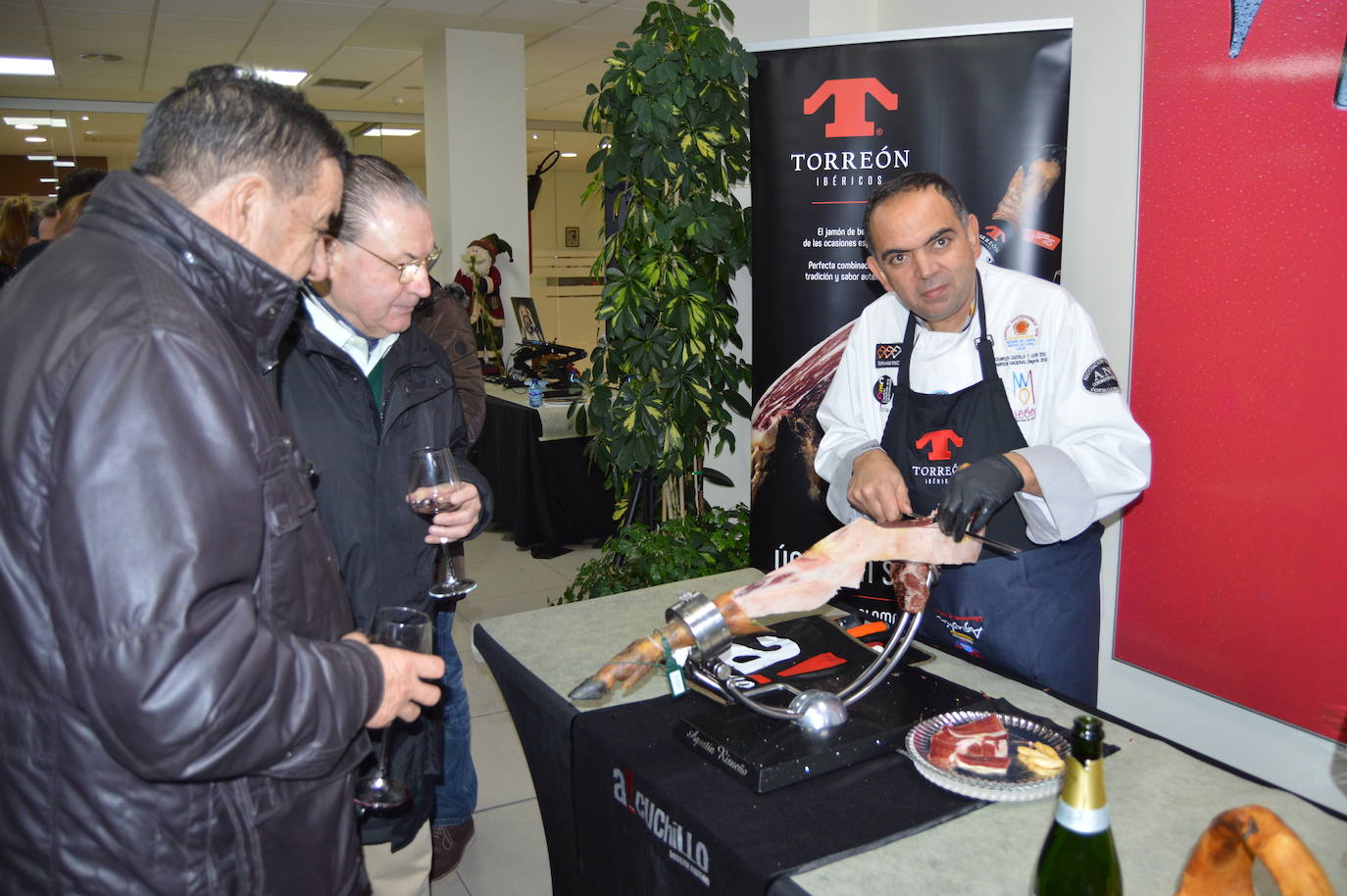 Momento de la celebración del brindis de Navidad en Alauto