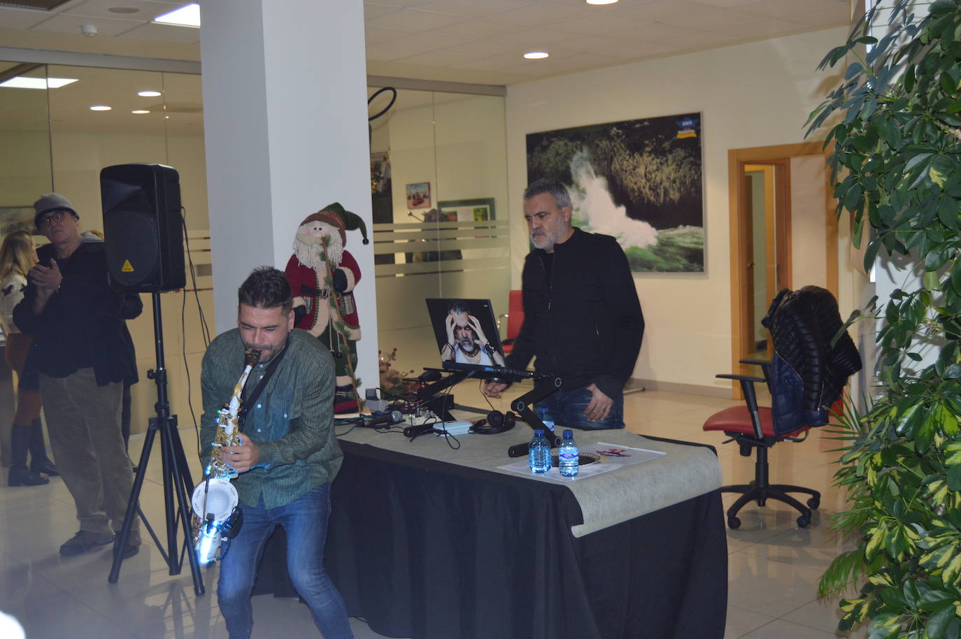 Momento de la celebración del brindis de Navidad en Alauto