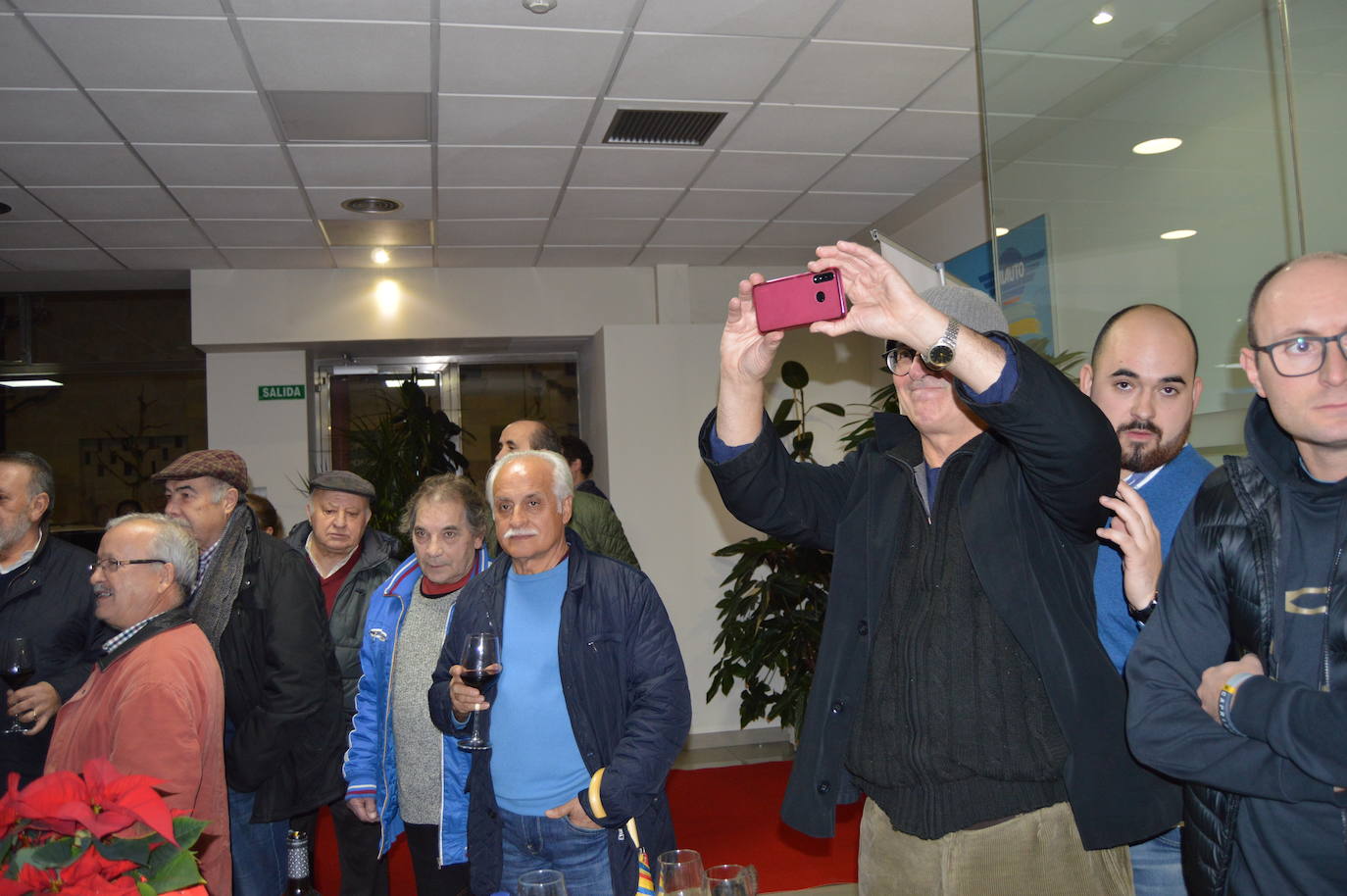 Momento de la celebración del brindis de Navidad en Alauto