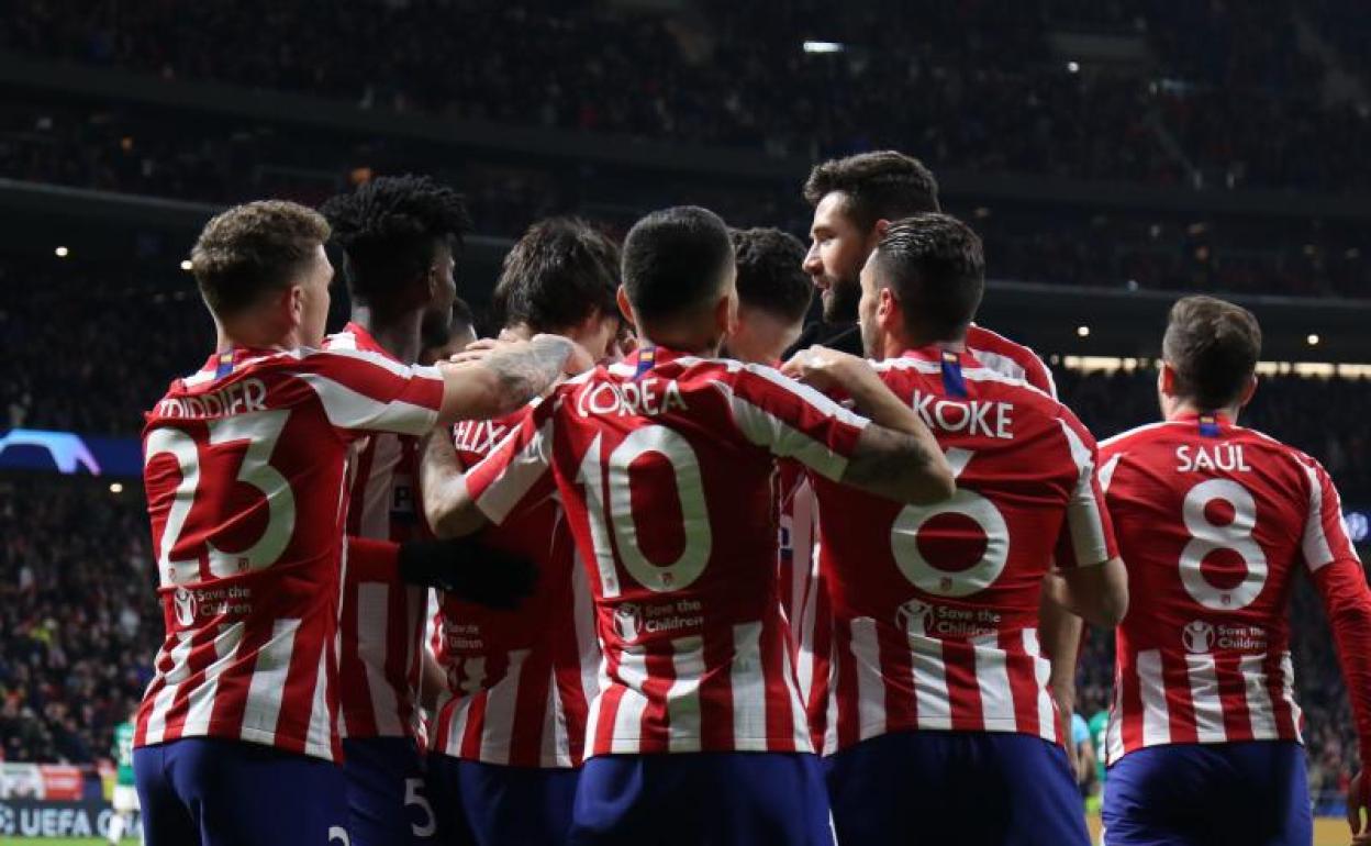 Los jugadores del Atlético hacen piña tras el gol de Joao Félix ante el Lokomotiv. 