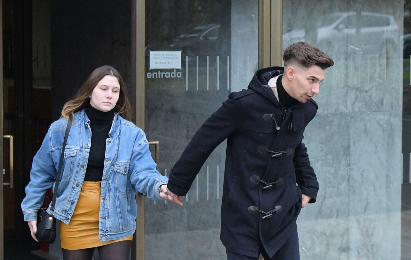 Los tres exfutbolistas Raúl Calvo, Carlos Cuadrado y Víctor Rodríguez, acusados por un presunto delito de agresión sexual a una menor de 16 años, han sido condenados a 114 años de cárcel.