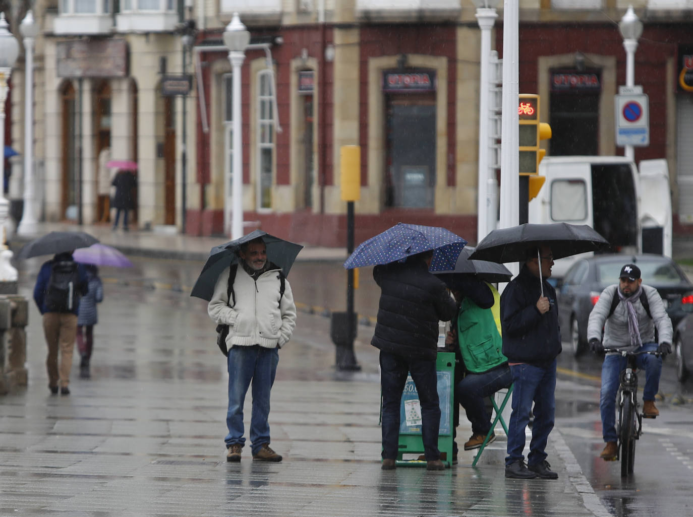 Fotos: Viento, lluvia y oleaje marcan el tiempo en Asturias