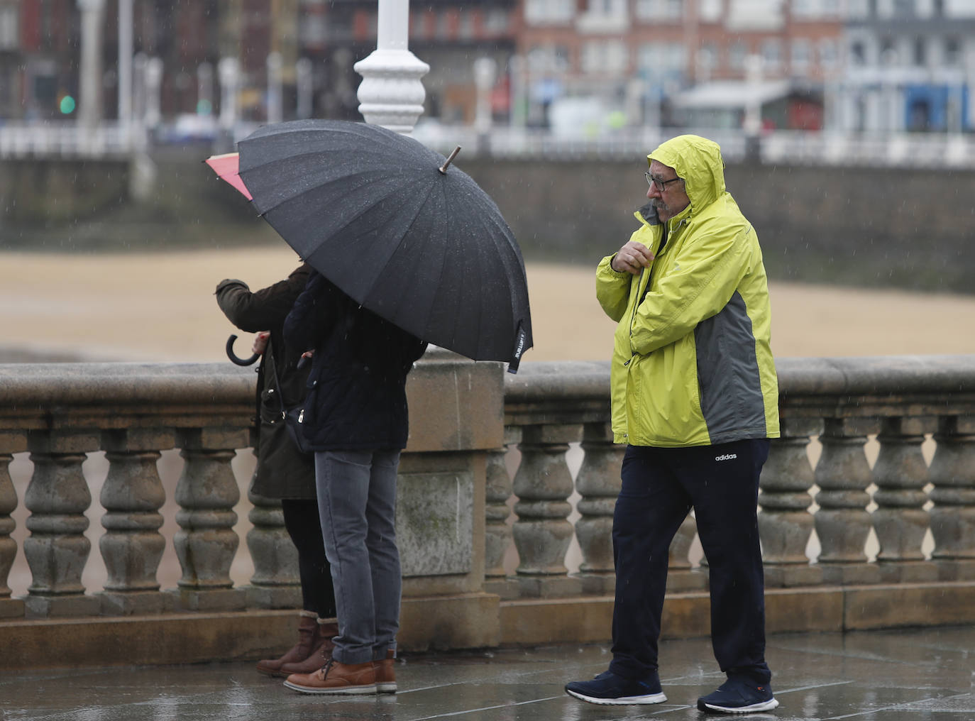 Fotos: Viento, lluvia y oleaje marcan el tiempo en Asturias