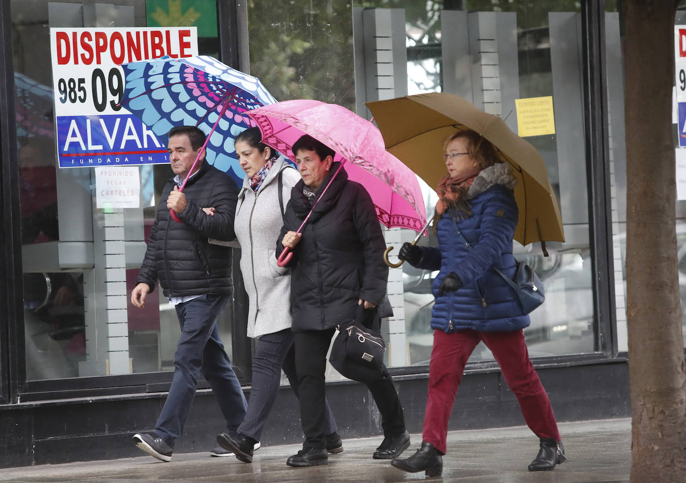 Fotos: Viento, lluvia y oleaje marcan el tiempo en Asturias