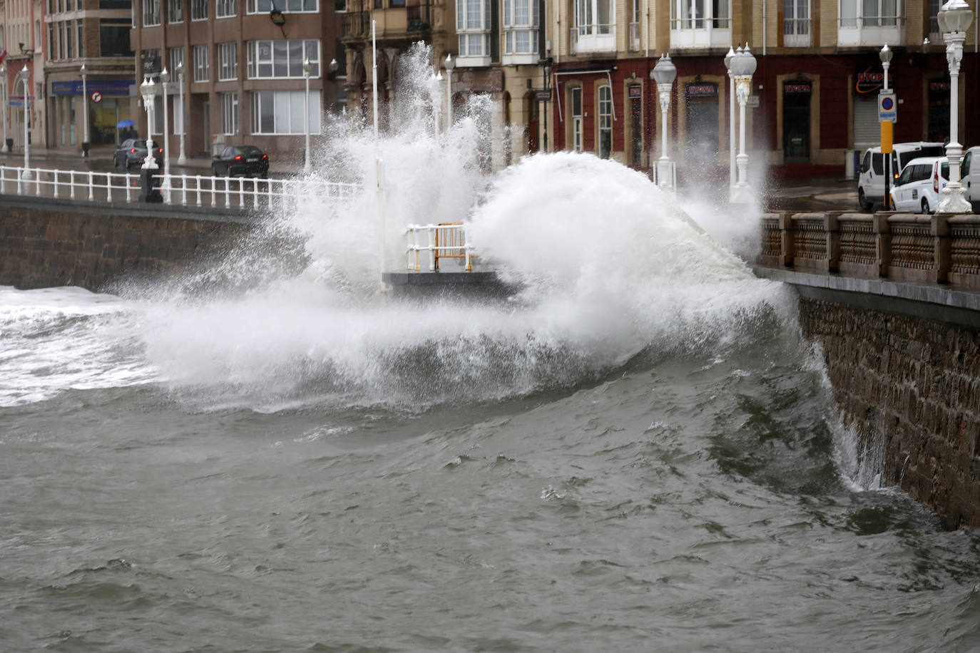 Fotos: Viento, lluvia y oleaje marcan el tiempo en Asturias