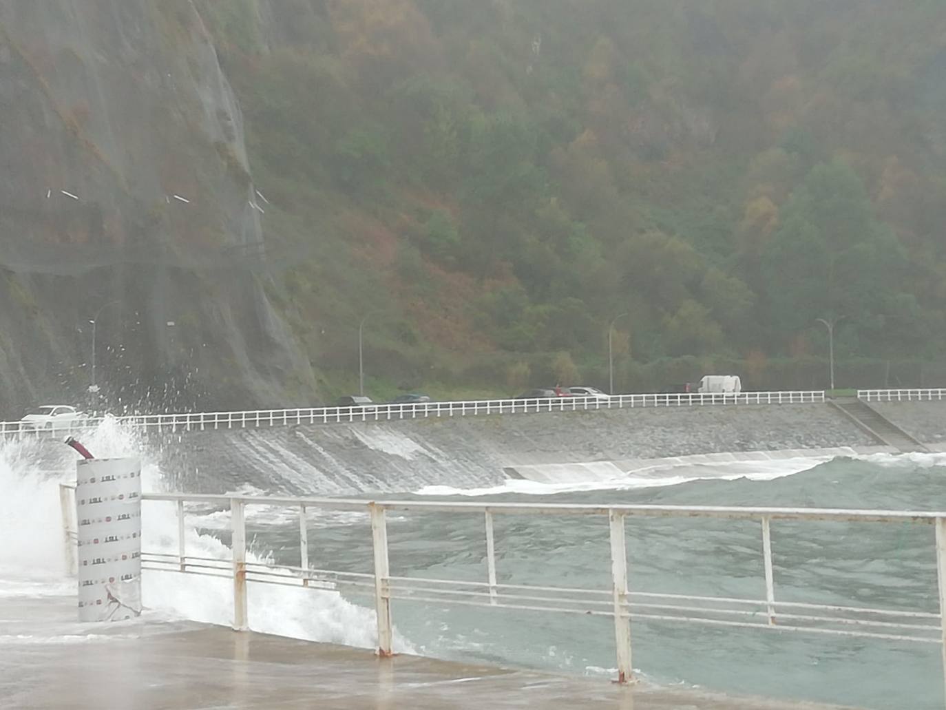 Fotos: Viento, lluvia y oleaje marcan el tiempo en Asturias