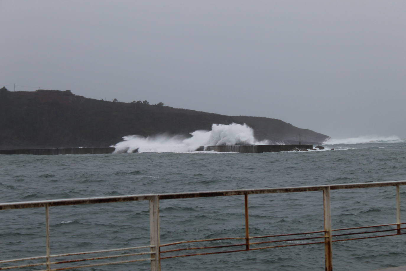 Fotos: Viento, lluvia y oleaje marcan el tiempo en Asturias