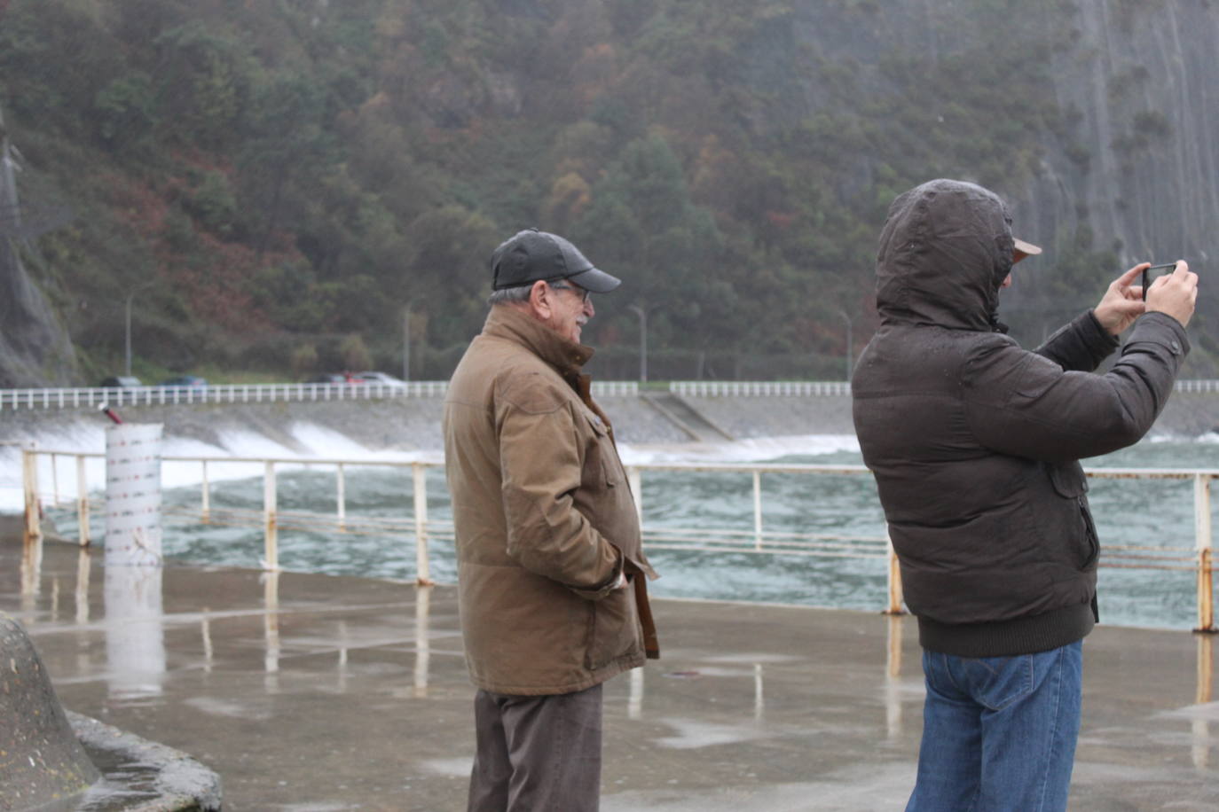 Fotos: Viento, lluvia y oleaje marcan el tiempo en Asturias