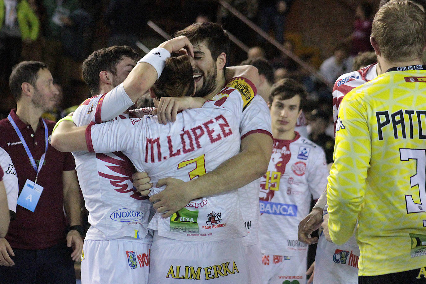 Los jugadores del Abanca Ademar celebran un triunfo.