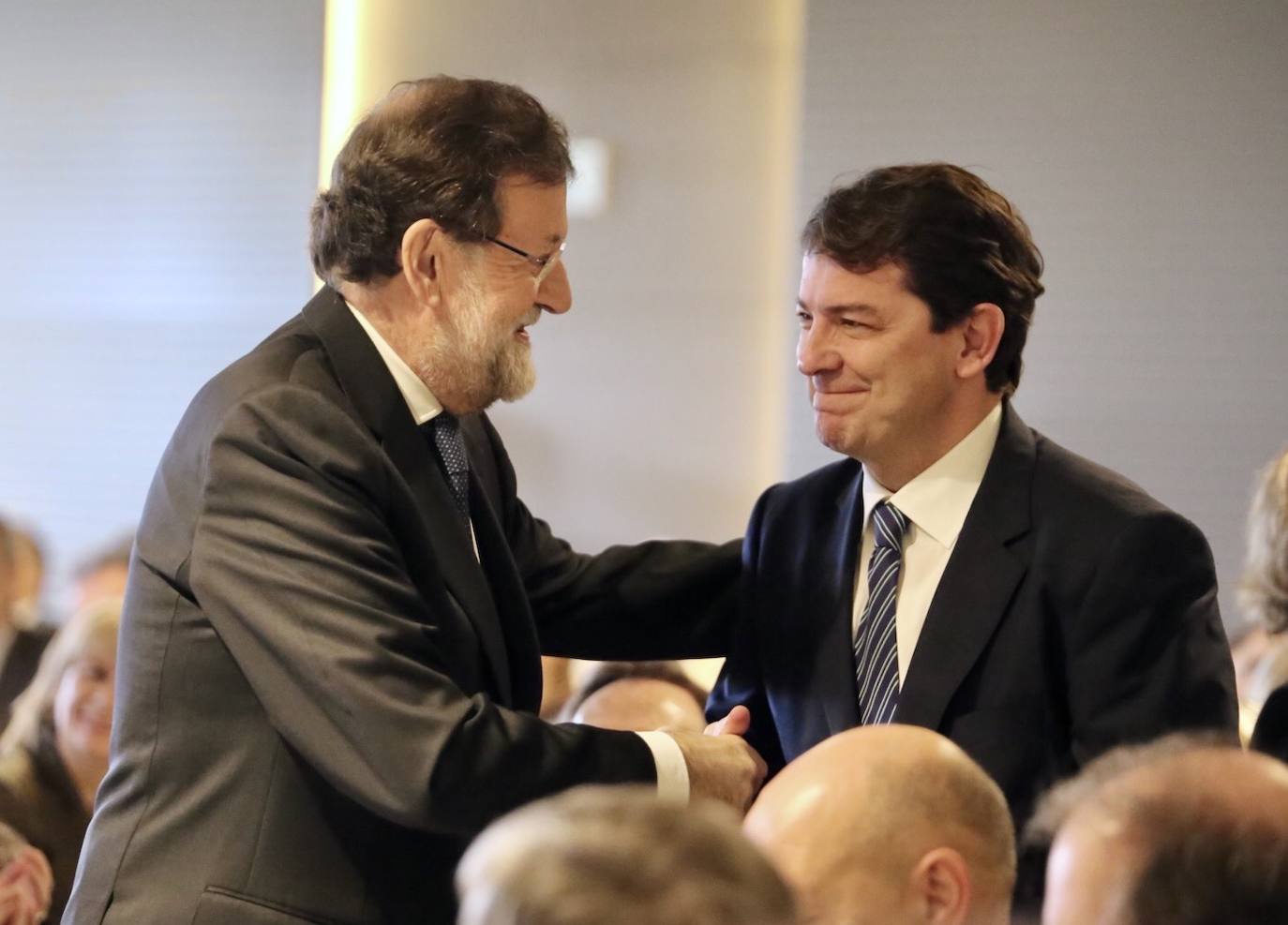 El presidente de la Junta de Castilla y León, Alfonso Fernández Mañueco, presenta al ex presidente del Gobierno, Mariano Rajoy, en el Encuentro 165 años de El Norte de Castilla.