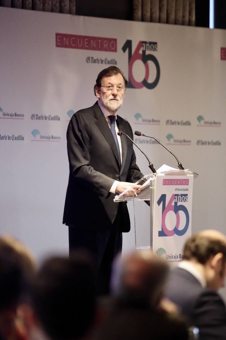 El presidente de la Junta de Castilla y León, Alfonso Fernández Mañueco, presenta al ex presidente del Gobierno, Mariano Rajoy, en el Encuentro 165 años de El Norte de Castilla.