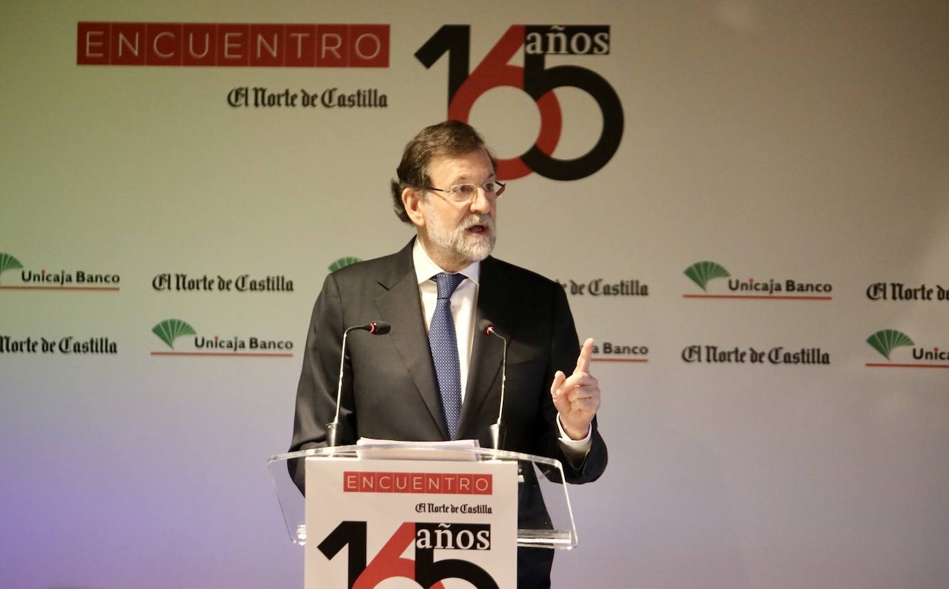 El presidente de la Junta de Castilla y León, Alfonso Fernández Mañueco, presenta al ex presidente del Gobierno, Mariano Rajoy, en el Encuentro 165 años de El Norte de Castilla.