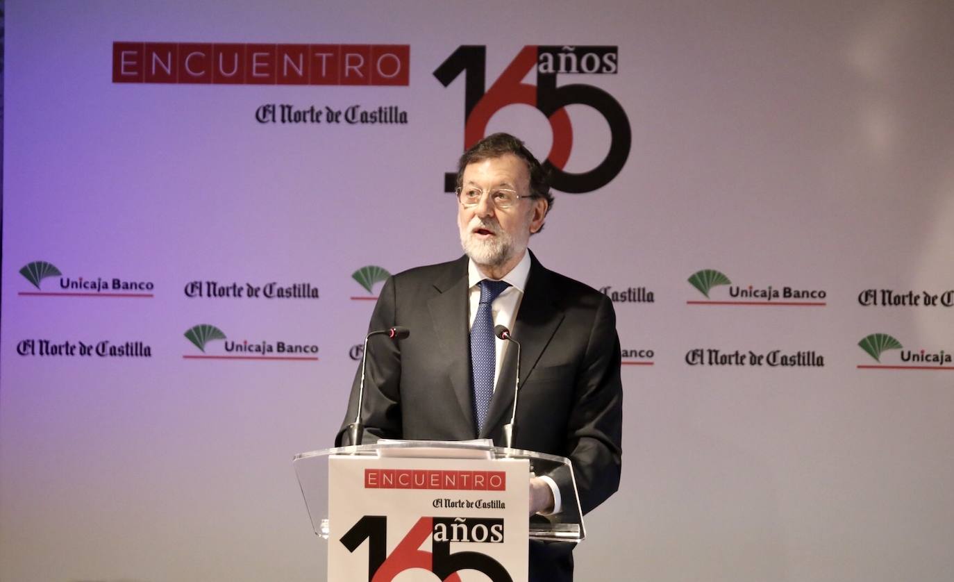 El presidente de la Junta de Castilla y León, Alfonso Fernández Mañueco, presenta al ex presidente del Gobierno, Mariano Rajoy, en el Encuentro 165 años de El Norte de Castilla.