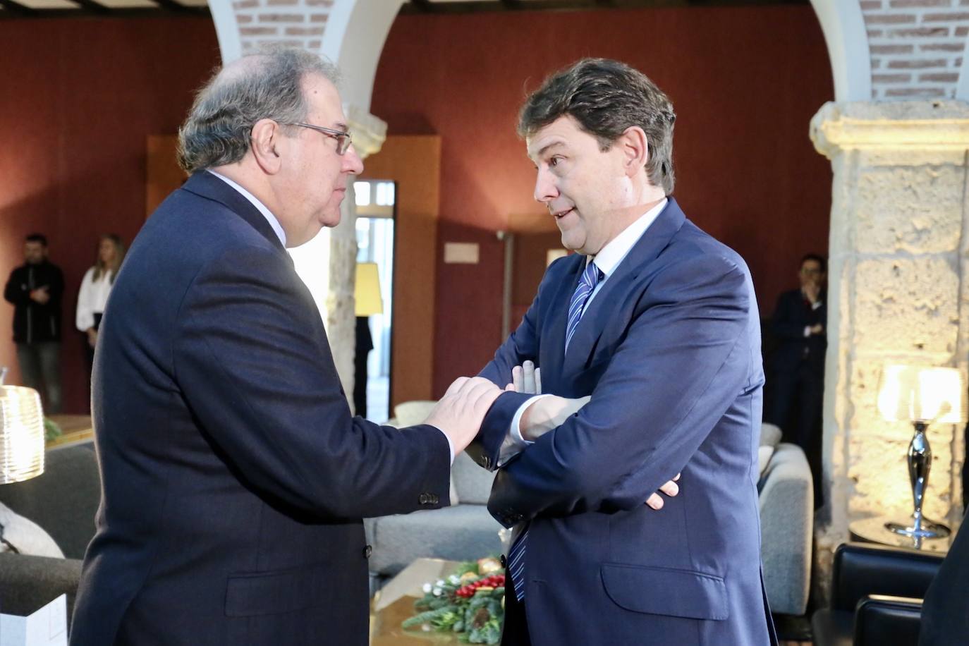 El presidente de la Junta de Castilla y León, Alfonso Fernández Mañueco, presenta al ex presidente del Gobierno, Mariano Rajoy, en el Encuentro 165 años de El Norte de Castilla.