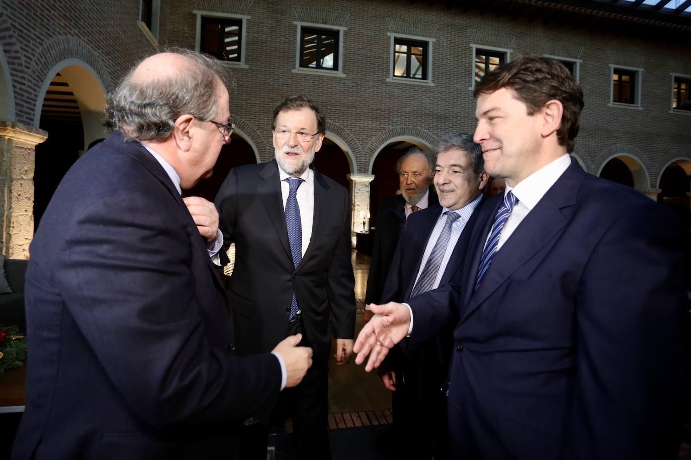 El presidente de la Junta de Castilla y León, Alfonso Fernández Mañueco, presenta al ex presidente del Gobierno, Mariano Rajoy, en el Encuentro 165 años de El Norte de Castilla.