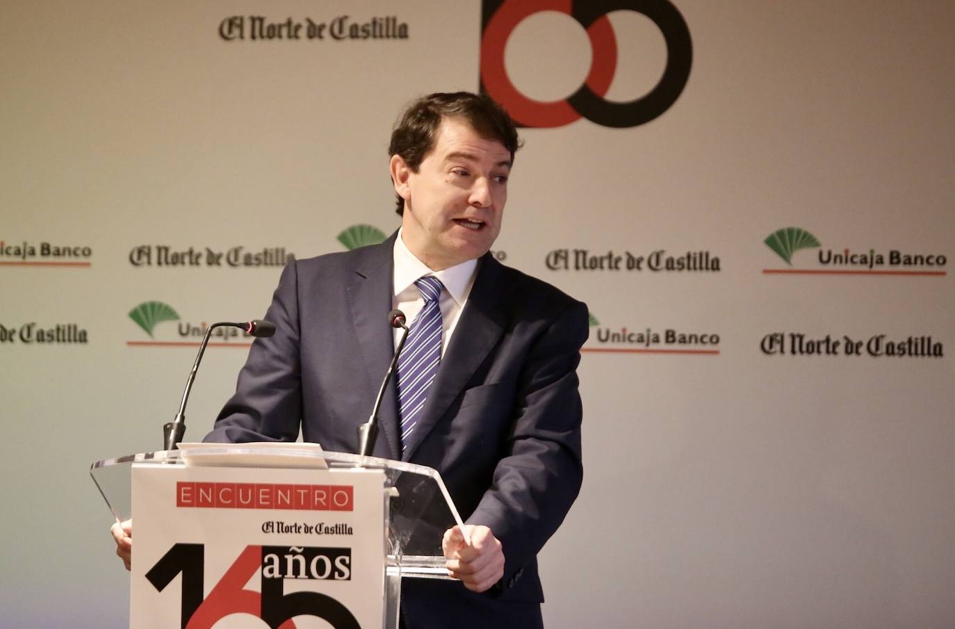 El presidente de la Junta de Castilla y León, Alfonso Fernández Mañueco, presenta al ex presidente del Gobierno, Mariano Rajoy, en el Encuentro 165 años de El Norte de Castilla.