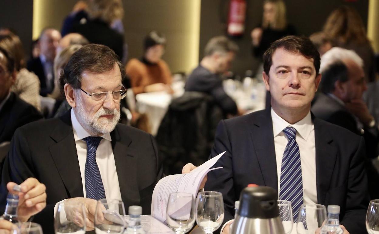 El presidente de la Junta de Castilla y León, Alfonso Fernández Mañueco, presenta al ex presidente del Gobierno, Mariano Rajoy, en el Encuentro 165 años de El Norte de Castilla.