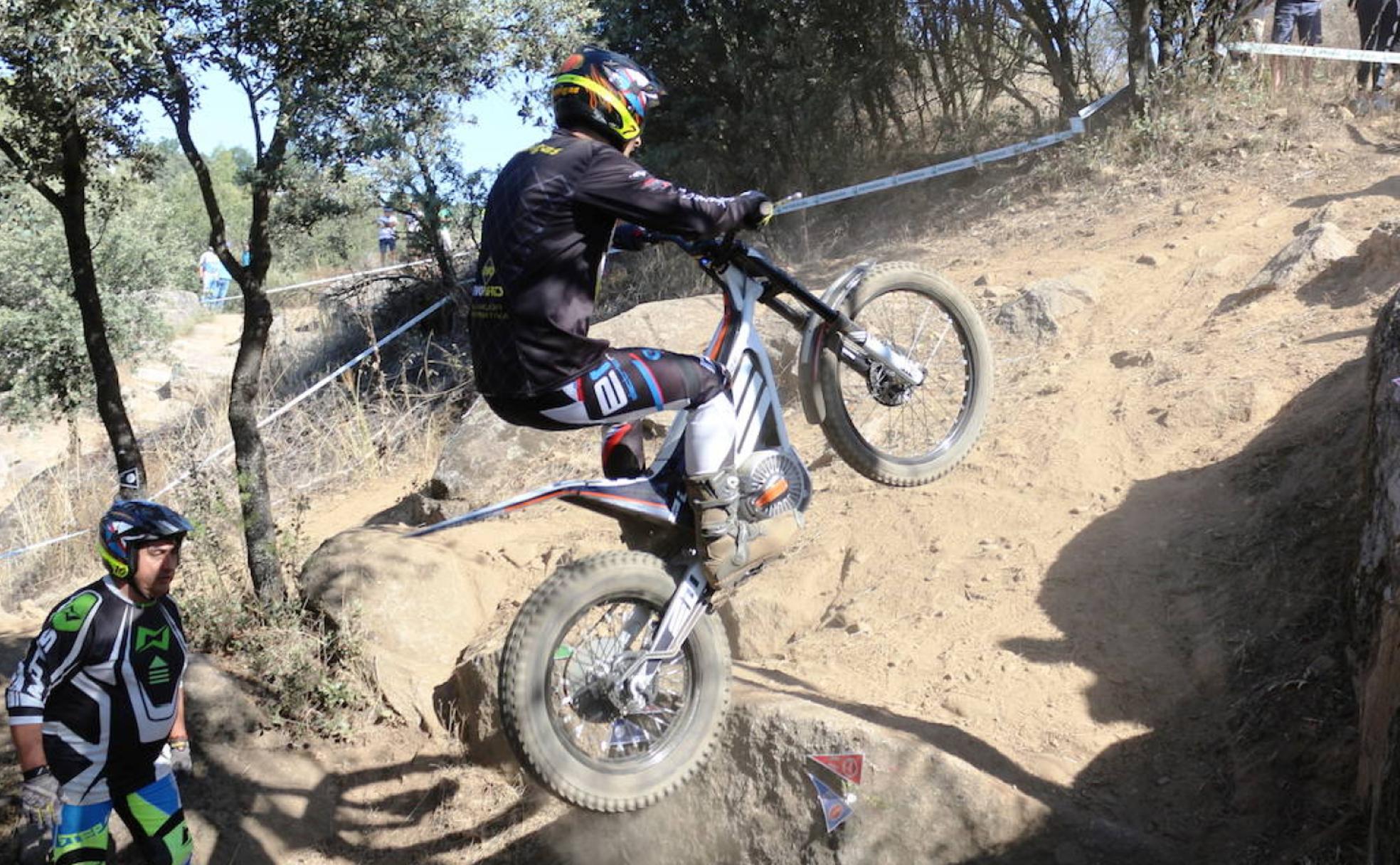 El berciano Adrián Fernández, campeón de España de trial en la categoría de moto eléctrica.