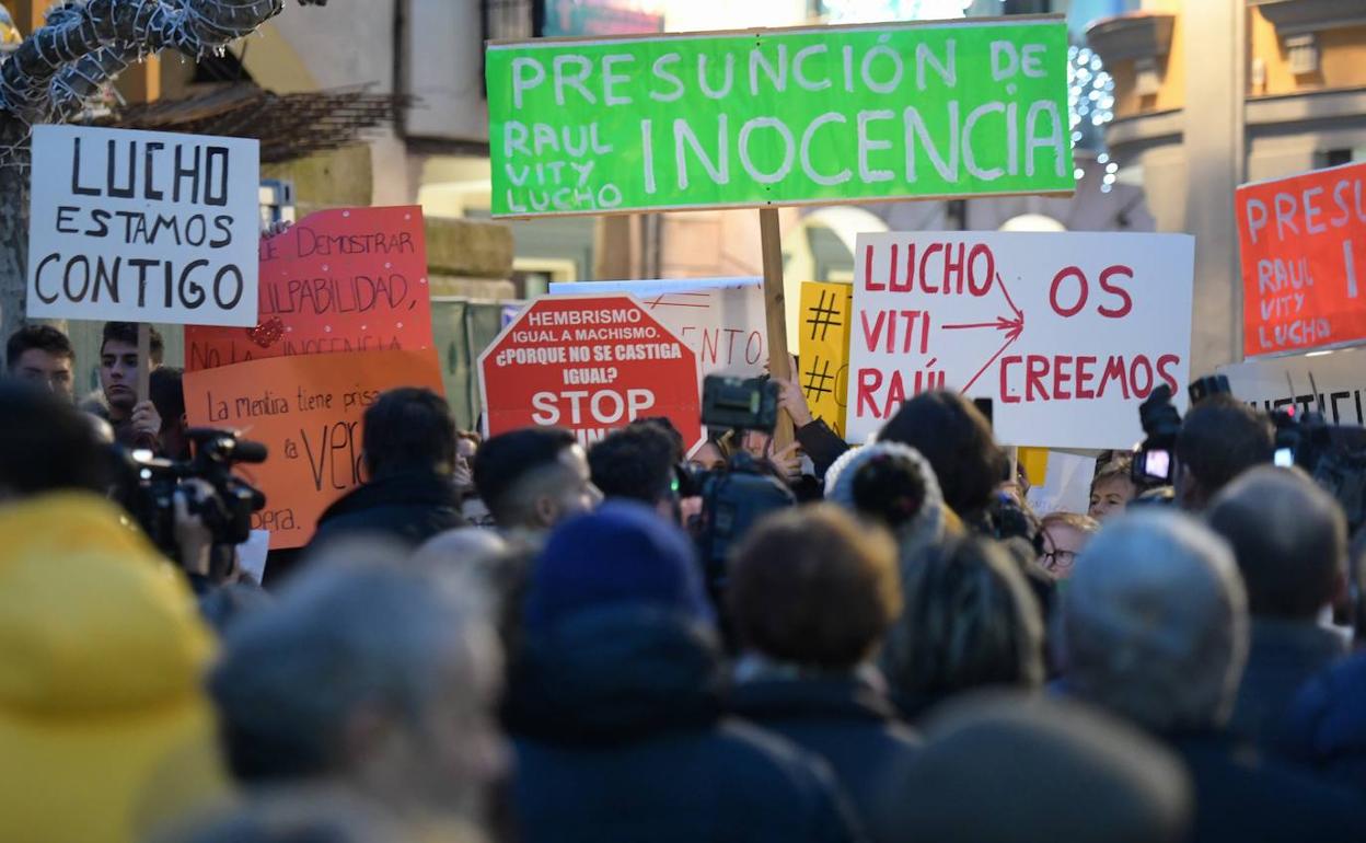 Concentración en apoyo de los tres exjugadores del 'Caso Arandina