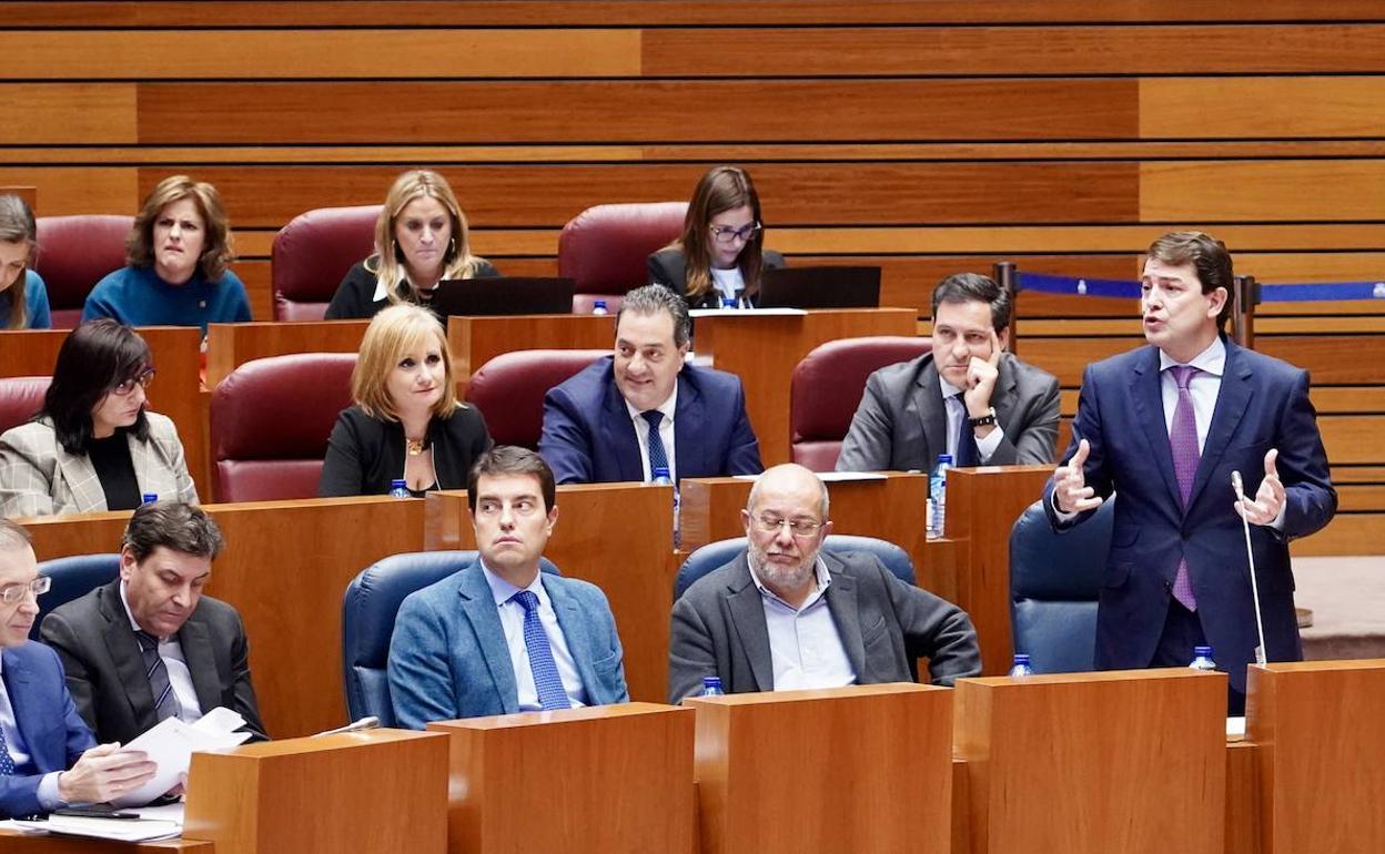 El presidente de la Junta, Alfonso Fernández Mañueco interviene en el Pleno de las Cortes